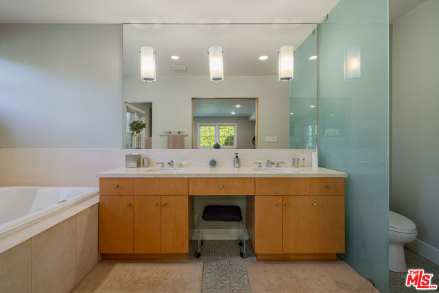 13477 Contour Drive, Sherman Oaks CA: https://media.crmls.org/mediaz/349a7f5b-bb3d-4573-80d1-05f18dd48526.jpg
