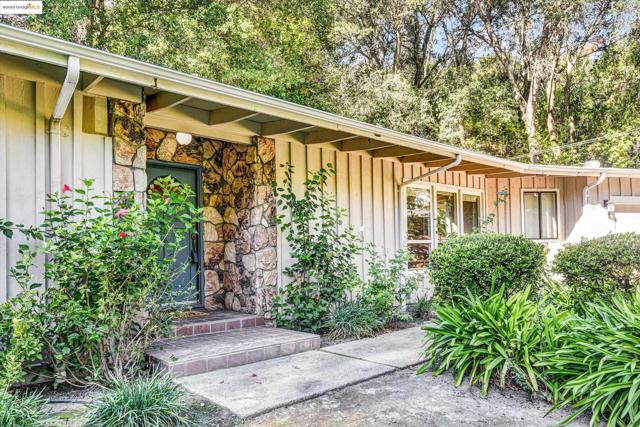 7 Saint Stephens Dr, Orinda CA: https://media.crmls.org/mediaz/349aade1-3640-47b0-99db-440da1e52762.jpg