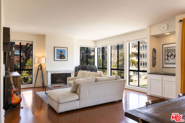 11805 Mayfield Avenue, Los Angeles CA: https://media.crmls.org/mediaz/349b090a-ac46-46e4-9935-84ade56c82e2.jpg