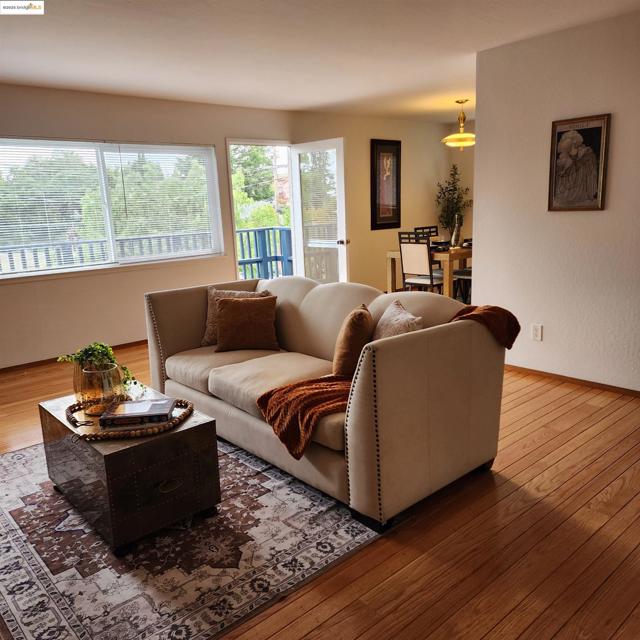 3312 Wisconsin St, Oakland CA: https://media.crmls.org/mediaz/349b495c-3628-424f-9215-8cec96845959.jpg
