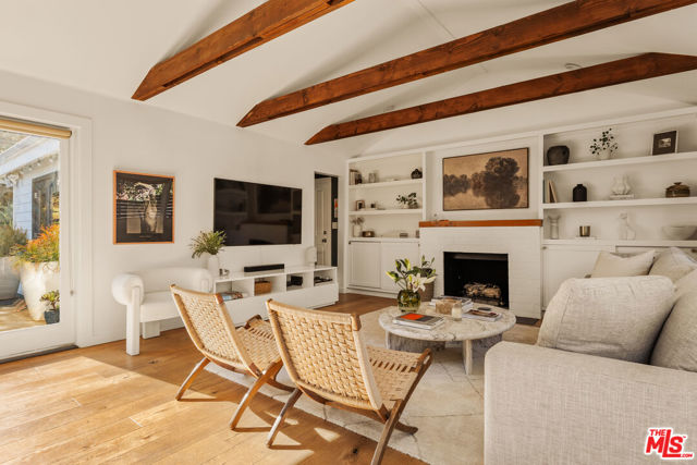 8556 Ridpath Drive, Los Angeles CA: https://media.crmls.org/mediaz/349bb1ce-7085-4332-85d0-47a01006e4f7.jpg