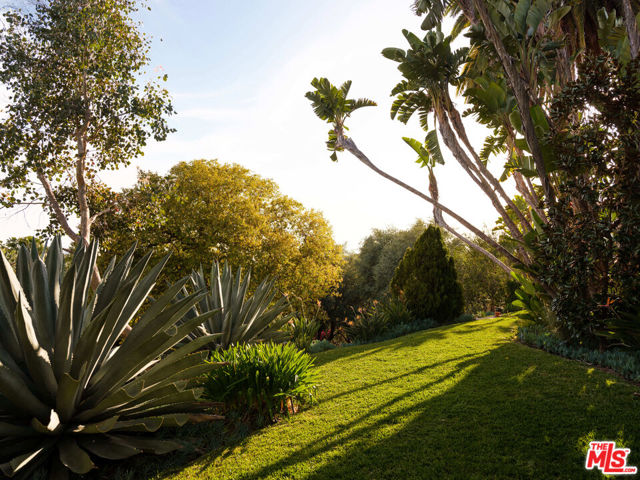 2400 Inverness Avenue, Los Angeles CA: https://media.crmls.org/mediaz/349c5113-2b37-4539-8510-92e223529125.jpg
