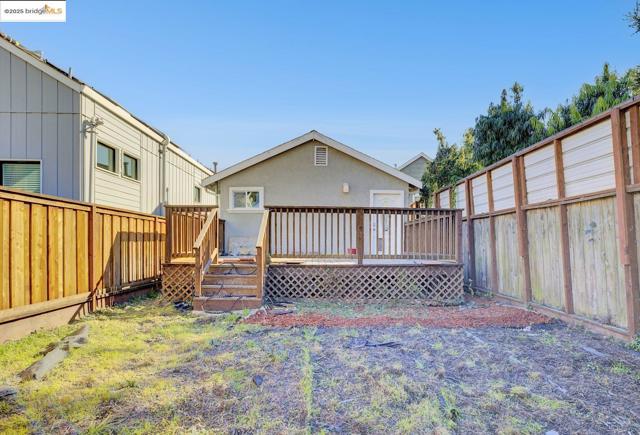 2419 Linden St, Oakland CA: https://media.crmls.org/mediaz/349d3d90-2dbb-4e44-8eff-1242a53ec2ca.jpg