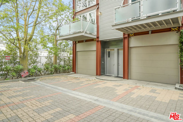 3450 Cahuenga Boulevard, Los Angeles CA: https://media.crmls.org/mediaz/349d7f14-d1e4-48bf-9556-5b6172ee0513.jpg