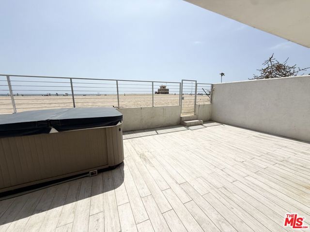 6955 Trolleyway, Playa del Rey CA: https://media.crmls.org/mediaz/349ea3b7-301d-4be2-8244-d4e9705e6c55.jpg