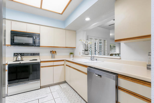 115 Desert Falls Dr. East E Drive, Palm Desert CA: https://media.crmls.org/mediaz/349f289a-88b3-40ac-807b-91d6ad6233f4.jpg