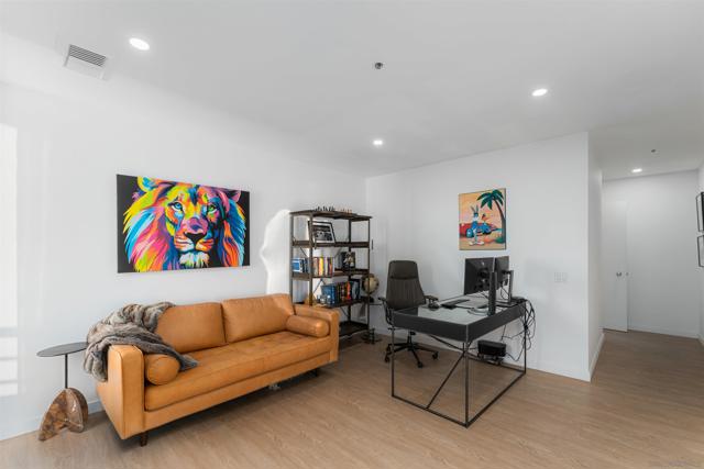 700 Front St, San Diego CA: https://media.crmls.org/mediaz/349fbdc8-a45f-448a-a576-a330cf31161d.jpg