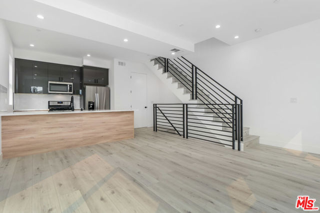 522 N Wilton Place, Los Angeles CA: https://media.crmls.org/mediaz/349ff01a-39ef-4234-a15f-4aa18761e813.jpg