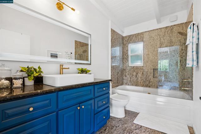 5915 ALHAMBRA AVE, Oakland CA: https://media.crmls.org/mediaz/34a06167-1d91-4178-a5b8-a62f1d4aa642.jpg