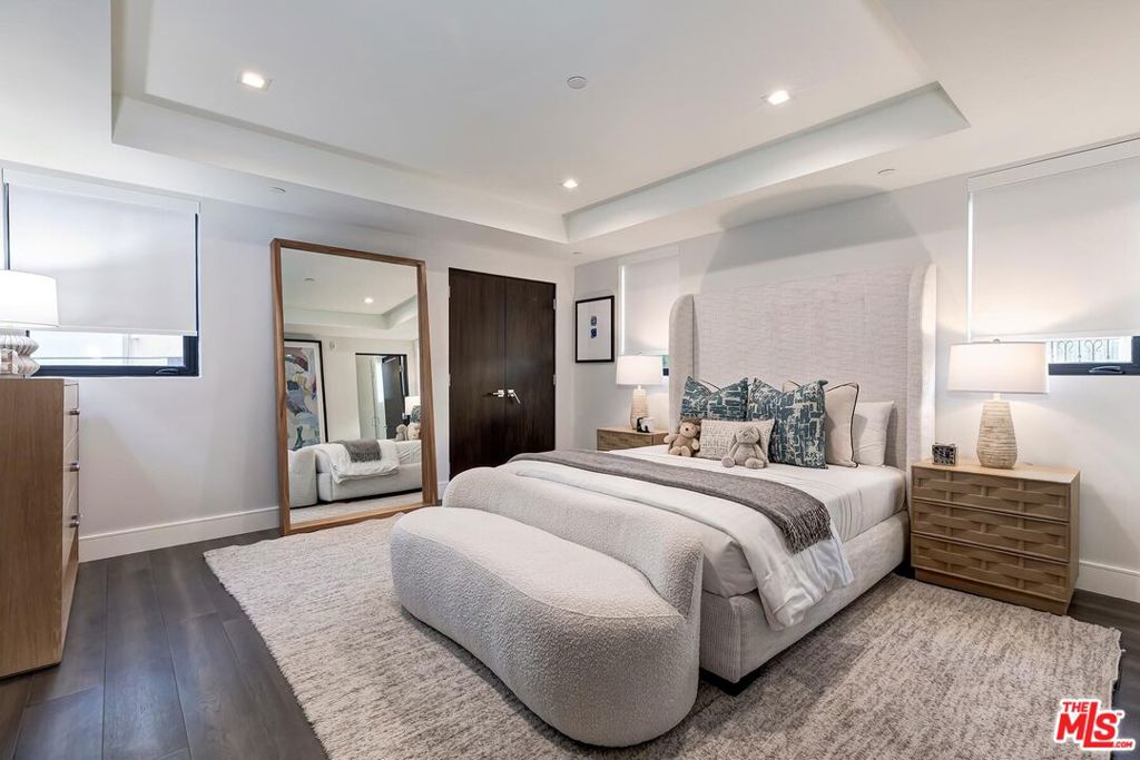 https://media.crmls.org/mediaz/34a0caf6-98cf-4da4-be69-2b2e0f6a6338.jpg?preset=X-Large