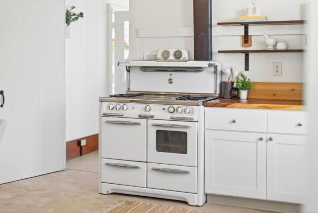 222 2nd Avenue, Santa Cruz CA: https://media.crmls.org/mediaz/34a0d24f-ec6f-46f7-a262-aeca8f79ef1f.jpg