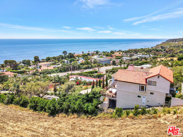 31701 Pacific Coast Hwy, Malibu CA: https://media.crmls.org/mediaz/34a0f237-c424-4f2e-abef-cfd6218508b0.jpg