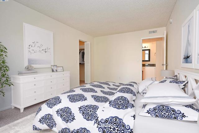 320 N Civic Dr, Walnut Creek CA: https://media.crmls.org/mediaz/34a118f2-a37d-45a0-94bc-d308fd7d73c4.jpg