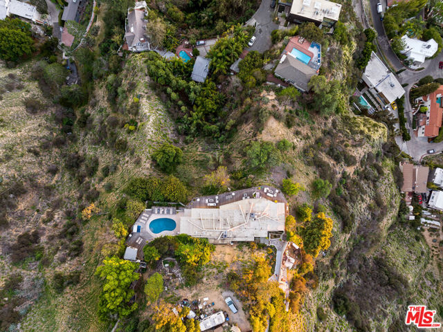 8494 Cole Crest Drive, Los Angeles CA: https://media.crmls.org/mediaz/34a1b09f-2445-4637-8694-229163aa3ae7.jpg