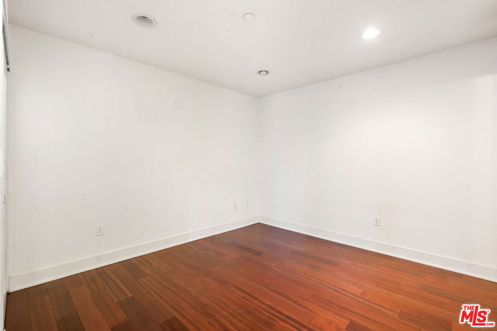 https://media.crmls.org/mediaz/34a234d3-5963-4c9c-9138-23fd8d8c585d.jpg?preset=X-Large