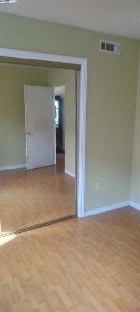 1059 Santa Clara Ave, Alameda CA: https://media.crmls.org/mediaz/34a3568c-18d6-46d1-bfe6-84d7008605f4.jpg