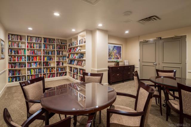 939 Coast Blvd, La Jolla CA: https://media.crmls.org/mediaz/34a38c43-1d7e-4bea-92d8-c007058ed95f.jpg