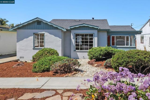 909 Elm St, El Cerrito CA: https://media.crmls.org/mediaz/34a4fa85-755c-4aa6-853b-b289cc7fff17.jpg