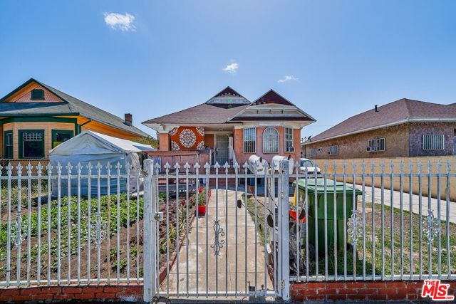 956 E 24th Street, Los Angeles CA: https://media.crmls.org/mediaz/34a56467-3b5c-4985-9612-636542f01502.jpg