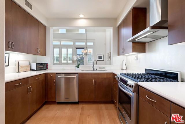 7100 Playa Vista Drive, Playa Vista CA: https://media.crmls.org/mediaz/34a5bee0-b510-4068-a2f3-d873791df865.jpg