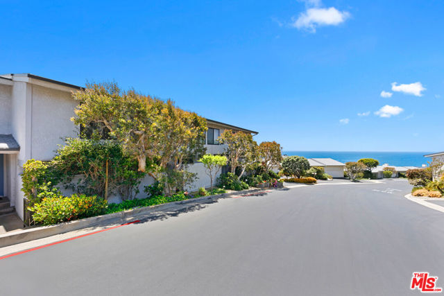 29672 Zuma Bay Way, Malibu CA: https://media.crmls.org/mediaz/34a5c1ed-a5bf-481f-b137-eed0dbcf6ef1.jpg