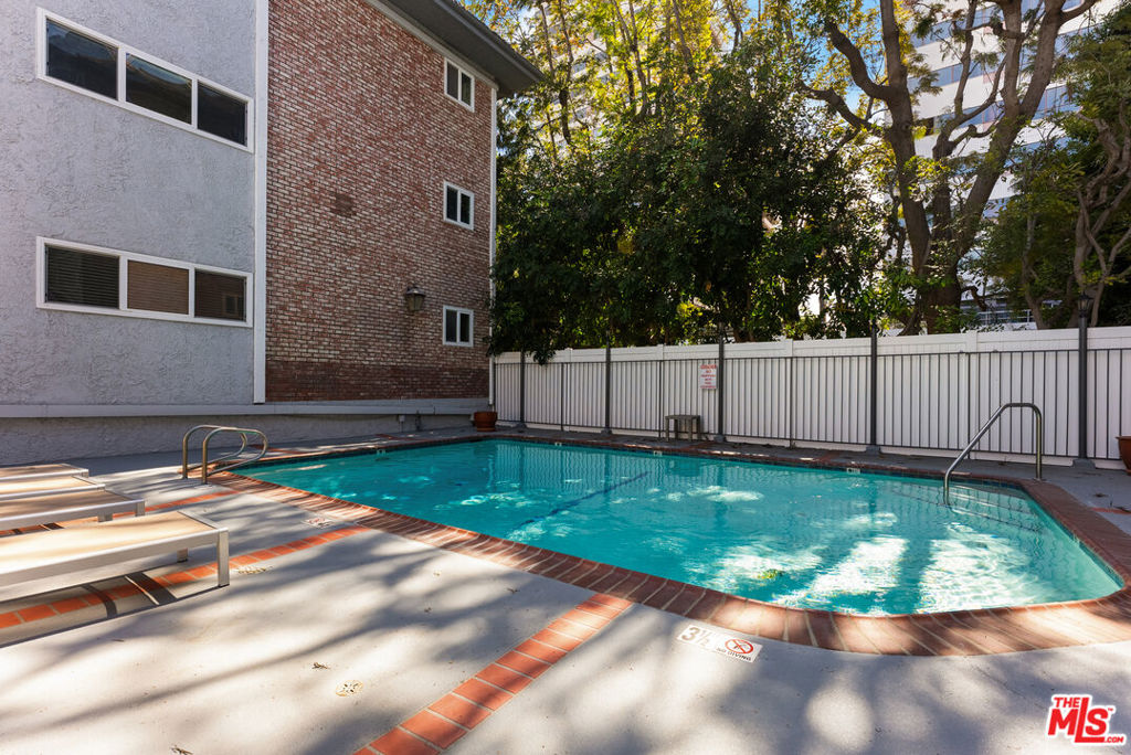 https://media.crmls.org/mediaz/34a66577-4214-4422-8b3e-7de2163950f9.jpg?preset=X-Large