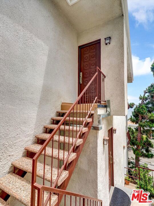 18111 Coastline Drive, Malibu CA: https://media.crmls.org/mediaz/34a7022f-b8c3-42b0-a04a-7541488103af.jpg