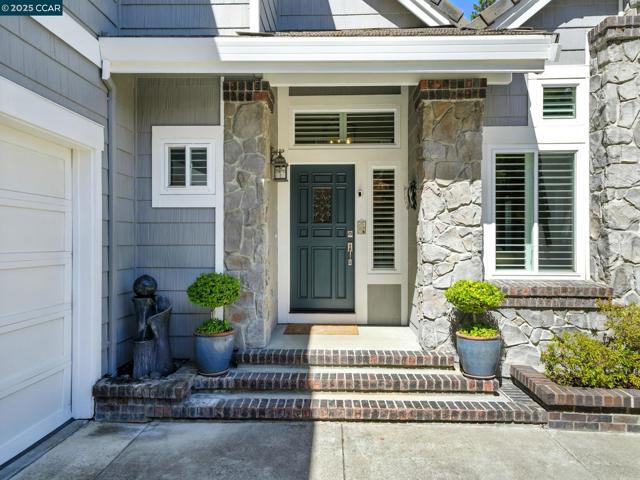 3052 Miwok Way, Clayton CA: https://media.crmls.org/mediaz/34a83940-e3b8-4d87-bdfd-4e714e0dd48c.jpg