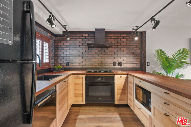 10926 Bluffside Drive, Studio City CA: https://media.crmls.org/mediaz/34a96270-0532-43e1-b071-680bc078c6f4.jpg