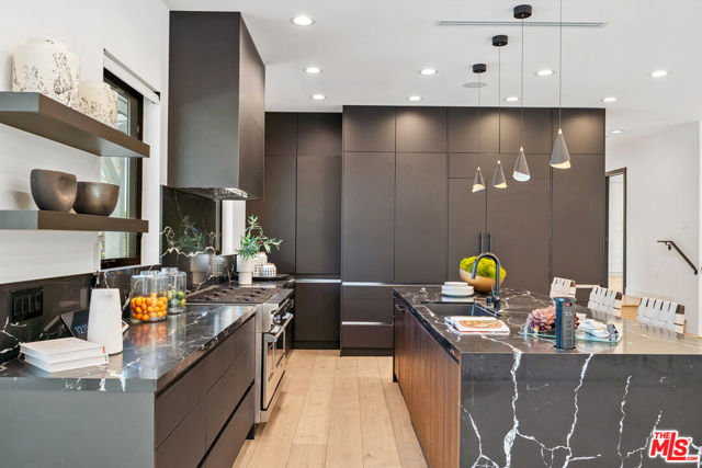 19536 Wells Drive, Tarzana CA: https://media.crmls.org/mediaz/34a9715d-dce1-423d-95a4-2d42d78b25bc.jpg
