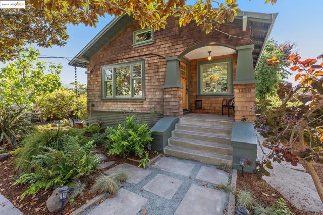 1350 Curtis St, Berkeley CA: https://media.crmls.org/mediaz/34ab61a7-804c-4ff2-913e-dd9ee1b867f3.jpg