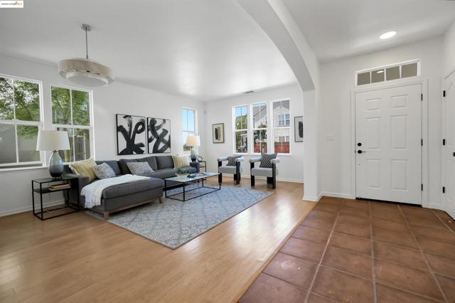 1165 Cottage Ln, Hercules CA: https://media.crmls.org/mediaz/34abd524-8e3c-45f0-9aa0-64b3ac224636.jpg