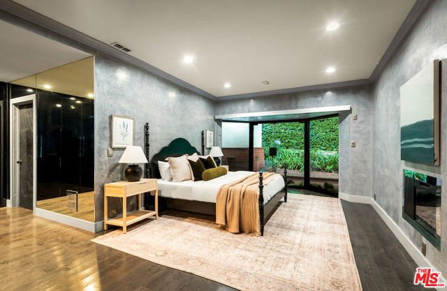 9996 Sunset Boulevard, Beverly Hills CA: https://media.crmls.org/mediaz/34ac0a2f-7992-4e13-970f-6056eaf6d50f.jpg
