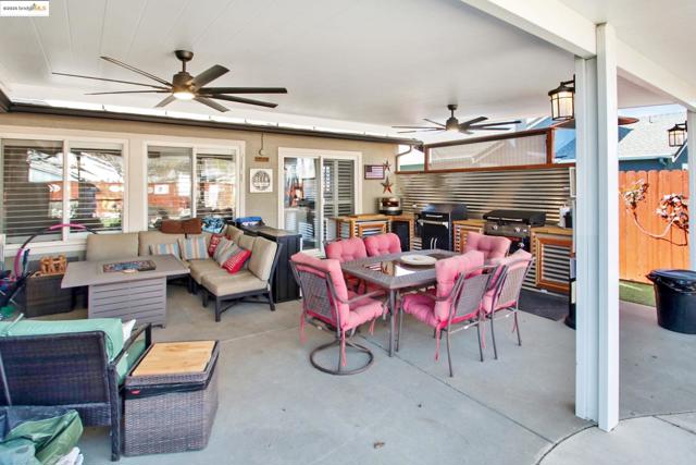 3050 Browning Ct, Brentwood CA: https://media.crmls.org/mediaz/34ae2da7-fdd4-4a3a-a102-1876ad9a6899.jpg