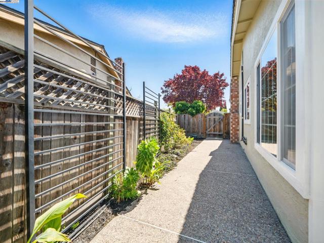 33537 Bardolph Cir, Fremont CA: https://media.crmls.org/mediaz/34ae4f9a-b570-4bee-9184-9de000358174.jpg
