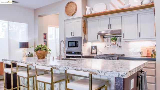 881 Inverness Ln, Brentwood CA: https://media.crmls.org/mediaz/34aeceee-e34b-4d09-b53d-5dd1d91f3868.jpg