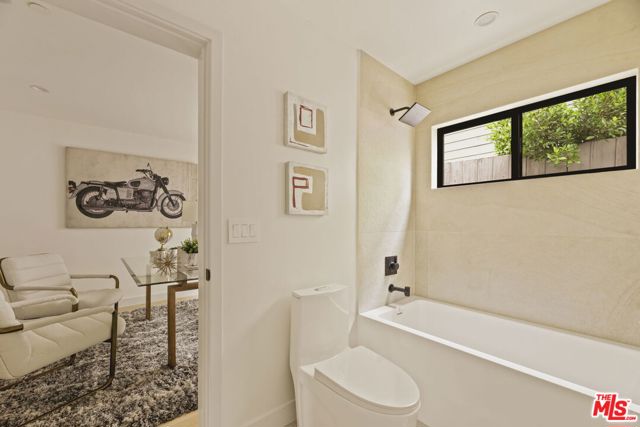 2370 Kelton Avenue, Los Angeles CA: https://media.crmls.org/mediaz/34af2b3e-28c9-4c66-83f7-7ea1551c82a1.jpg