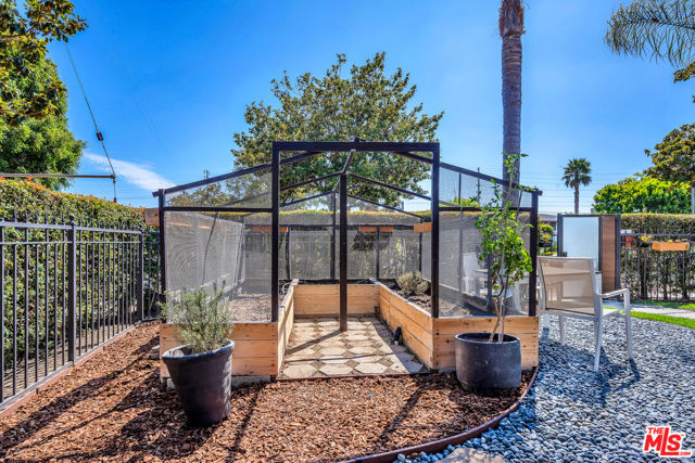 4450 Campbell Drive, Los Angeles CA: https://media.crmls.org/mediaz/34af8581-38b8-4996-853f-b90f394af9ff.jpg