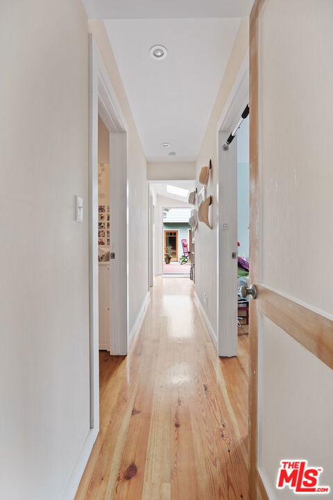 2439 Glyndon Avenue, Venice CA: https://media.crmls.org/mediaz/34b10d4a-ef2f-48c9-aa27-215b01a6a298.jpg