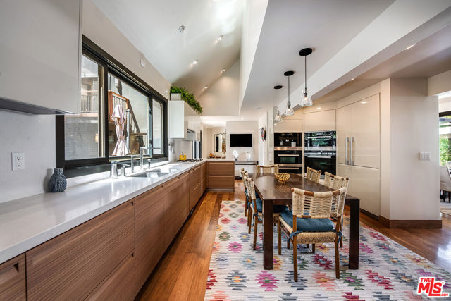 3000 Cornwall Drive, Glendale CA: https://media.crmls.org/mediaz/34b22d18-2594-4d8e-adbd-7ccc731487c2.jpg