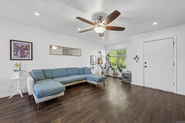 955 Postal Way, Vista CA: https://media.crmls.org/mediaz/34b2546a-5b97-48bd-95ae-13b2ee898e7b.jpg