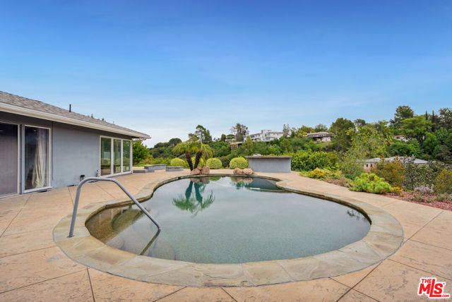 15901 High Knoll Road, Encino CA: https://media.crmls.org/mediaz/34b2d561-39c0-4062-9ec2-eb9a1b89d865.jpg