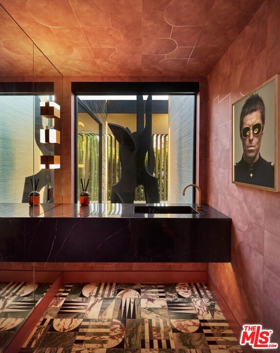 9455 Eden Drive, Beverly Hills CA: https://media.crmls.org/mediaz/34b2e8c8-ed59-420d-bcc7-e7078e898280.jpg