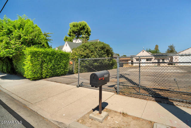 2327 Royal Avenue, Simi Valley CA: https://media.crmls.org/mediaz/34b35a84-1659-4098-b75b-d62f182e7a0a.jpg