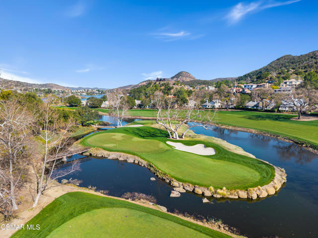 240 W Stafford Road, Thousand Oaks CA: https://media.crmls.org/mediaz/34b3cb5f-bebc-4277-8362-852e35bef31a.jpg