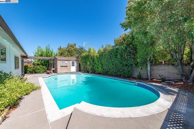 1059 Lakehurst Rd, Livermore CA: https://media.crmls.org/mediaz/34b46306-900e-47cf-8e44-bcc28b5272a0.jpg