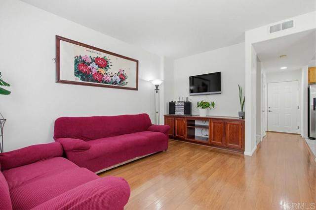 Detail Gallery Image 8 of 37 For 4002 Craven Rd #4,  Oceanside,  CA 92057 - 3 Beds | 2/1 Baths