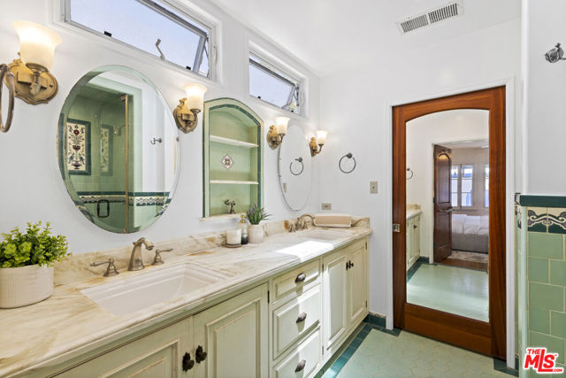 1335 S Sierra Bonita Avenue, Los Angeles CA: https://media.crmls.org/mediaz/34b54ab8-0c1a-4adb-92c0-1ed9112ef121.jpg