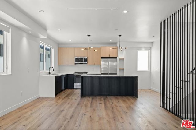 841 N Mccadden Pl, Los Angeles CA: https://media.crmls.org/mediaz/34b558d9-20de-475b-ac5e-a1f6bc57fe6c.jpg