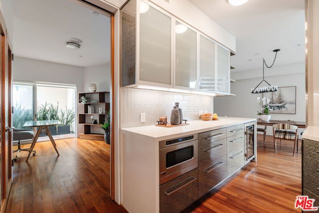 255 Main Street, Venice CA: https://media.crmls.org/mediaz/34b5d698-3309-4c44-9efb-26bad53a0d1d.jpg